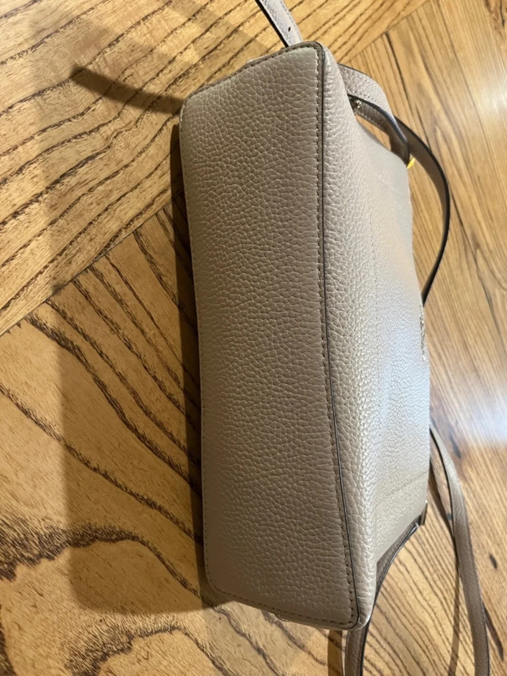 kate spade pebble leather crossbody in light beige with gold logo - Picture 6 of 10